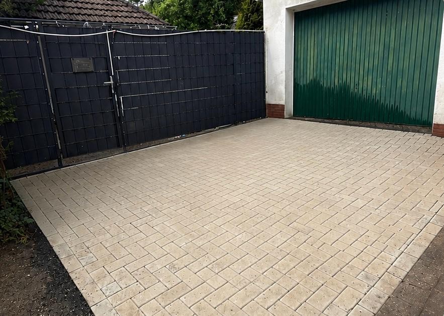 Gepflasterte Einfahrt mit Betonsteinpflaster in Duisburg