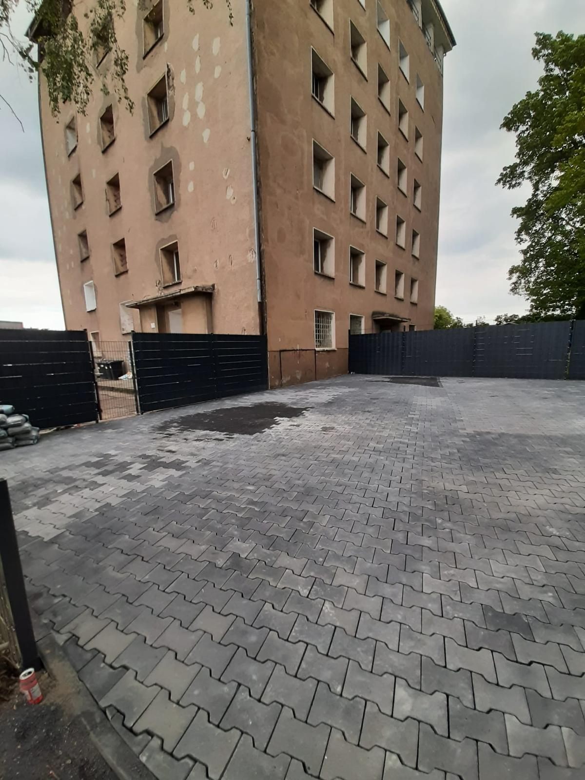 Nachher: großflächig gepflasterter Innenhof