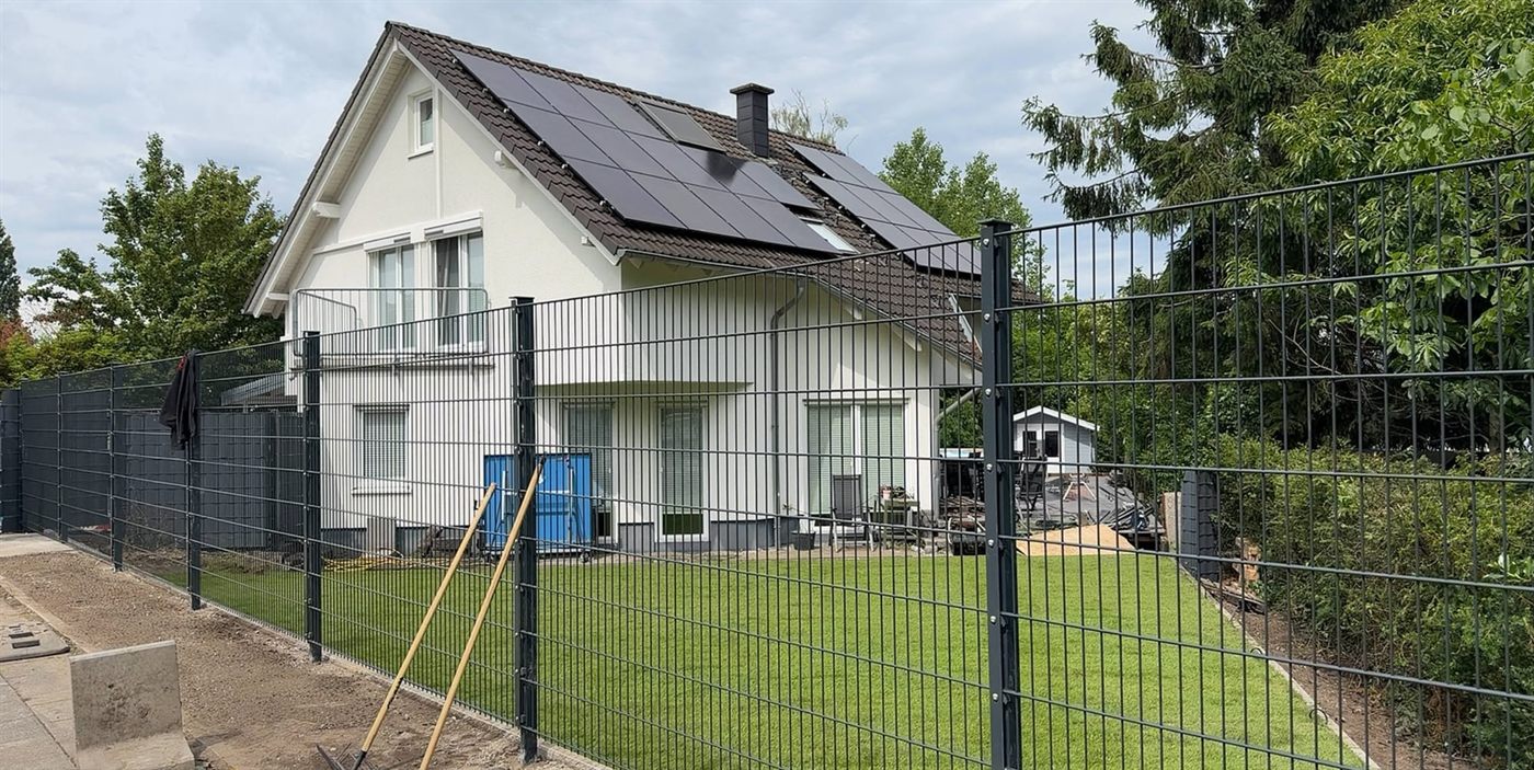 Neuer Zaun mit Sichtschutz montiert in Duisburg
